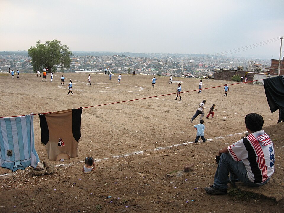 Jugadores preparándose para un saque de esquina en un partido de fútbol