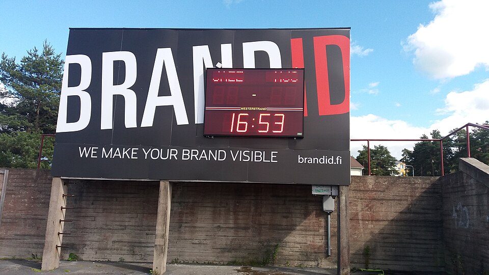 Jugador a punto de ejecutar un saque de esquina en un estadio lleno