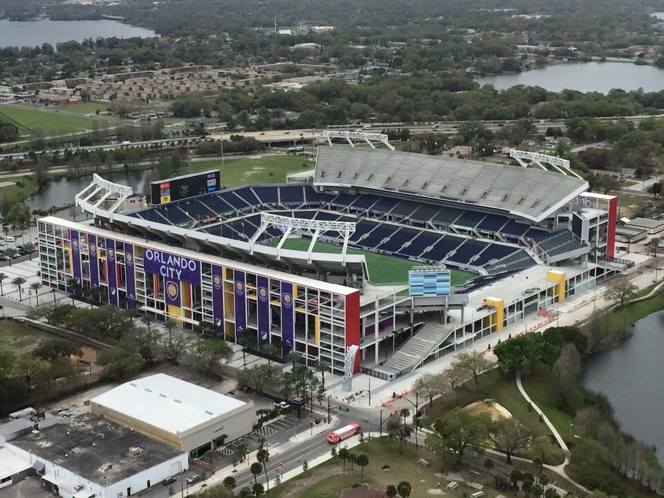 Vista aérea de un partido nocturno en estadio europeo