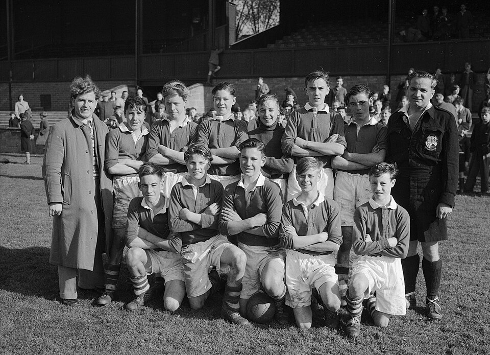 Aficionados siguiendo un partido de vóley con tensión en la tribuna
