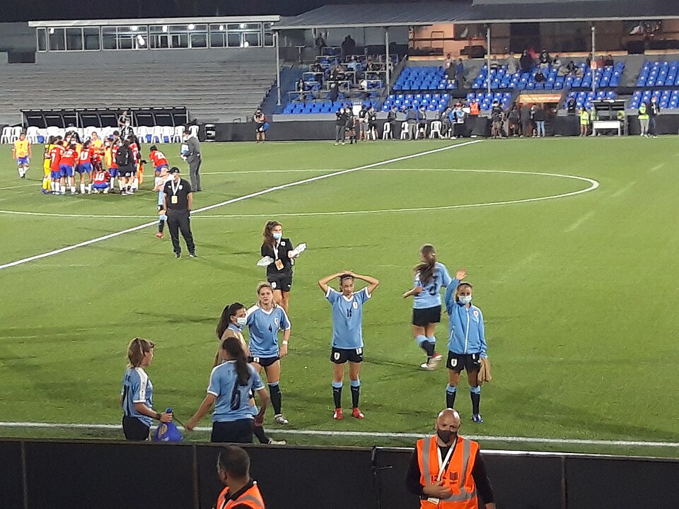 Hinchas viendo un partido de fútbol en un bar deportivo