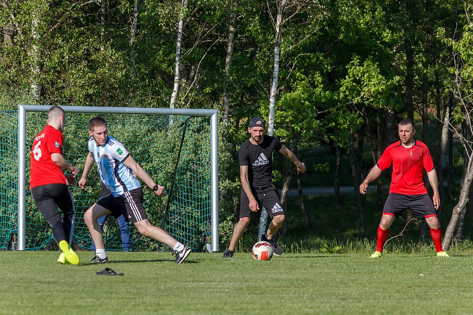 Postulantes rindiendo examen en un aula universitaria