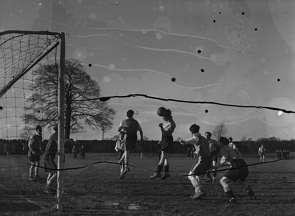 Hinchas peruanos viendo un partido con tensión en un bar