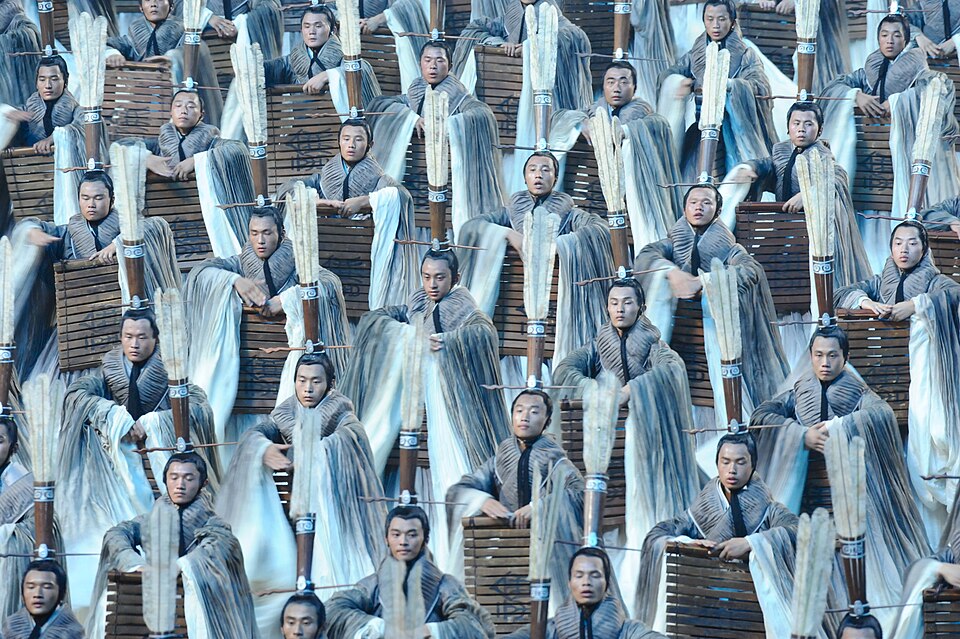 Afición en un estadio de baloncesto durante un partido nocturno
