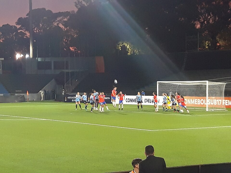 Vista nocturna del Estadio Marcelo Bielsa