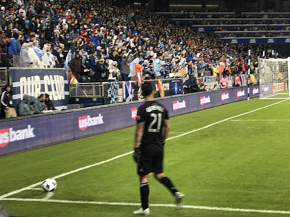 Jugador a punto de ejecutar un córner en un partido de fútbol argentino
